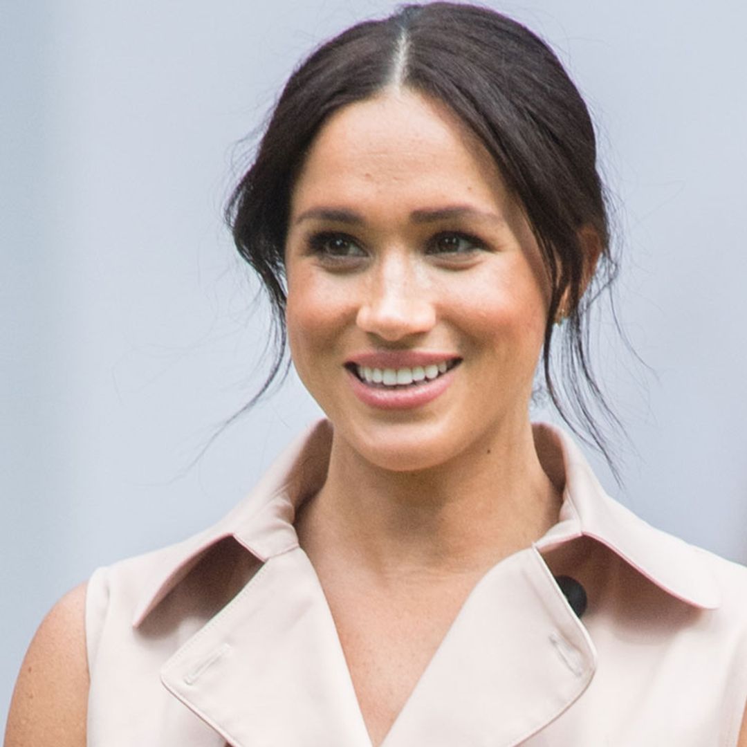 Cuando todos hablaban de sus pendientes, Meghan ocultaba otro detalle revelador en su look