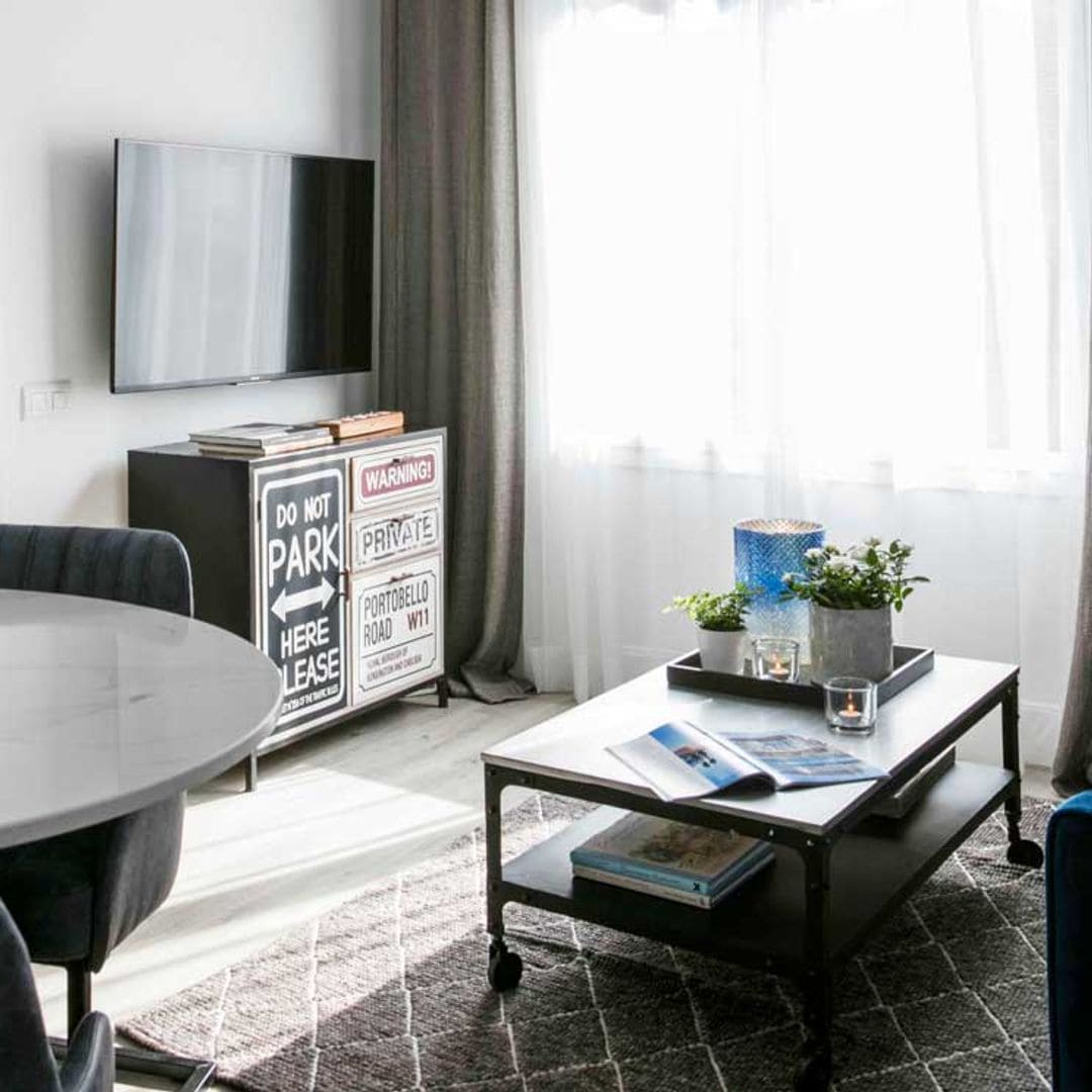 Un apartamento urbano de aire industrial con un toque muy ‘glam’