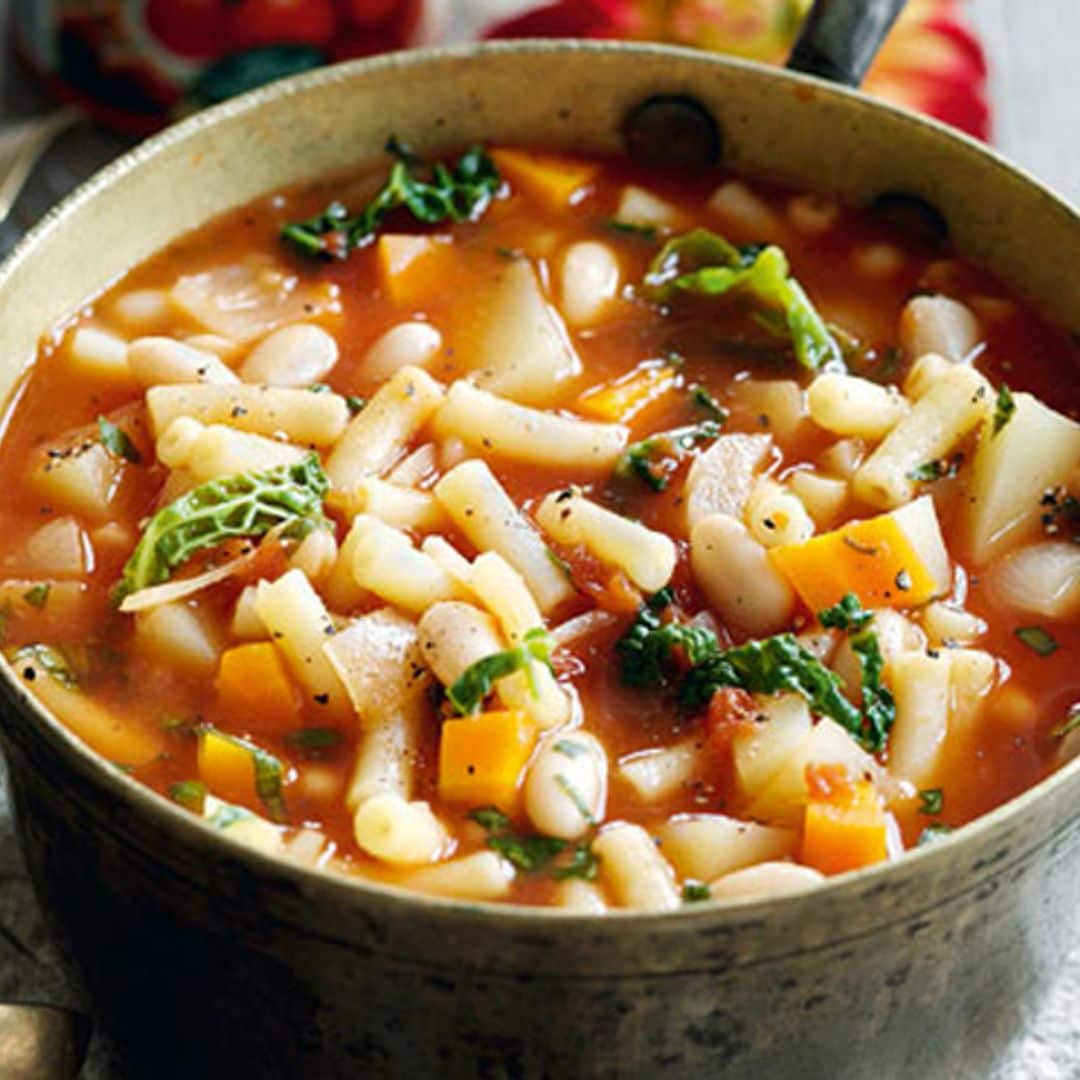 Puchero de pasta corta y alubias