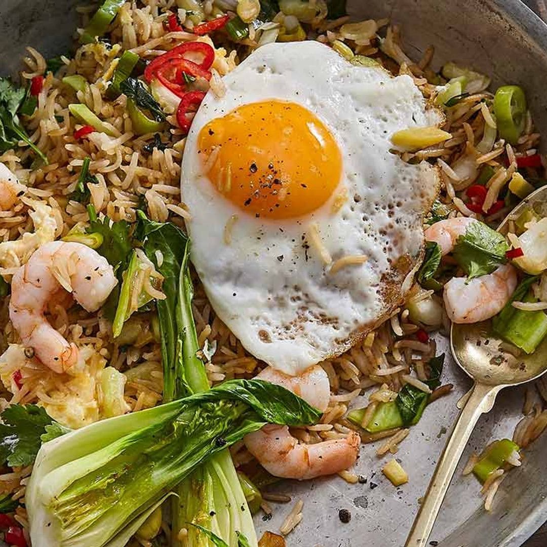 Nasi goreng o arroz frito indonesio con gambas