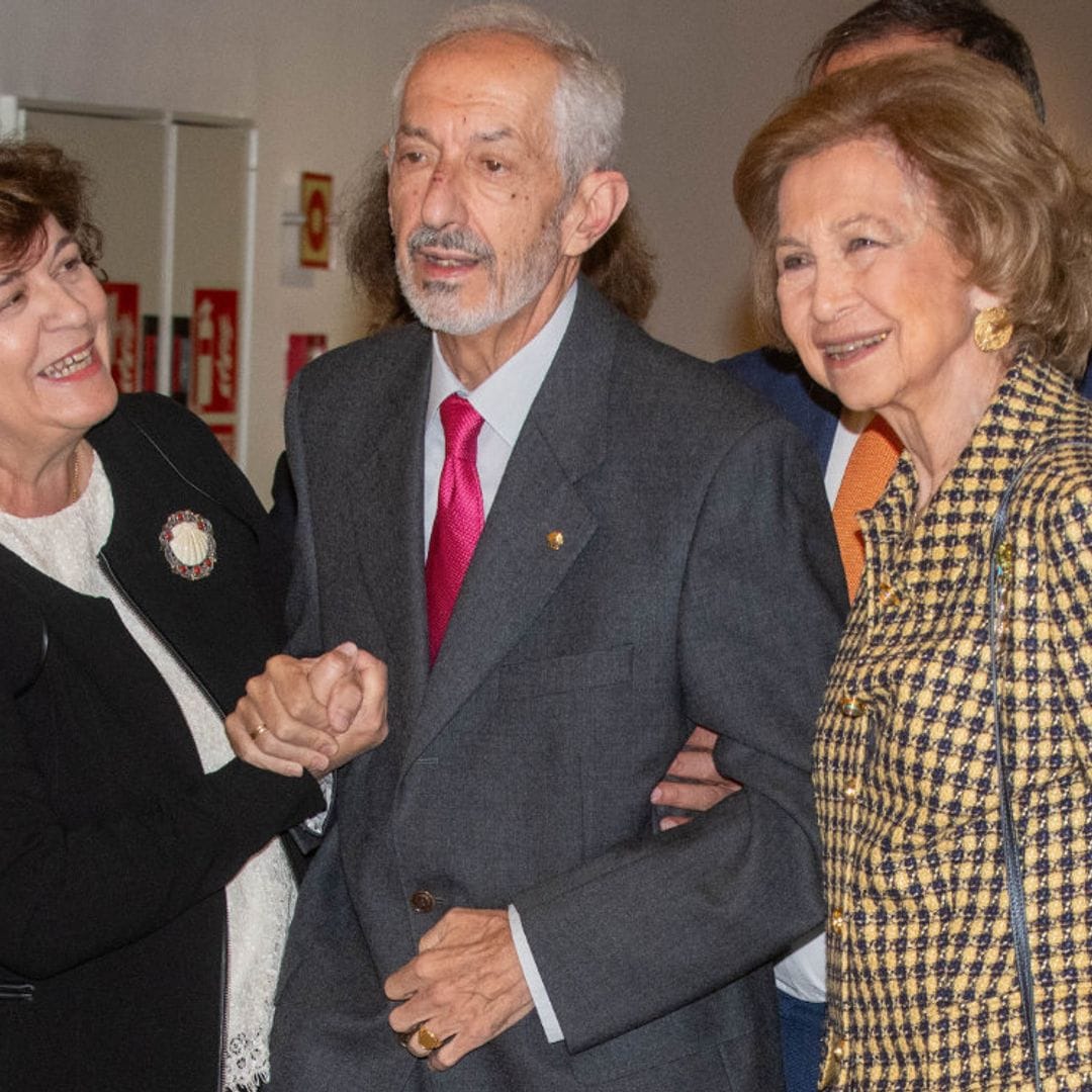 La reina Sofía, muy cariñosa con el antiguo jefe de seguridad de la Casa Real y su esposa en un proyecto en su honor