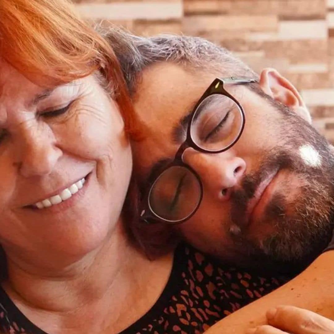 El divertidísimo video de Roberto Leal con su madre celebrando su 44 cumpleaños, ¡con una situación paranormal!