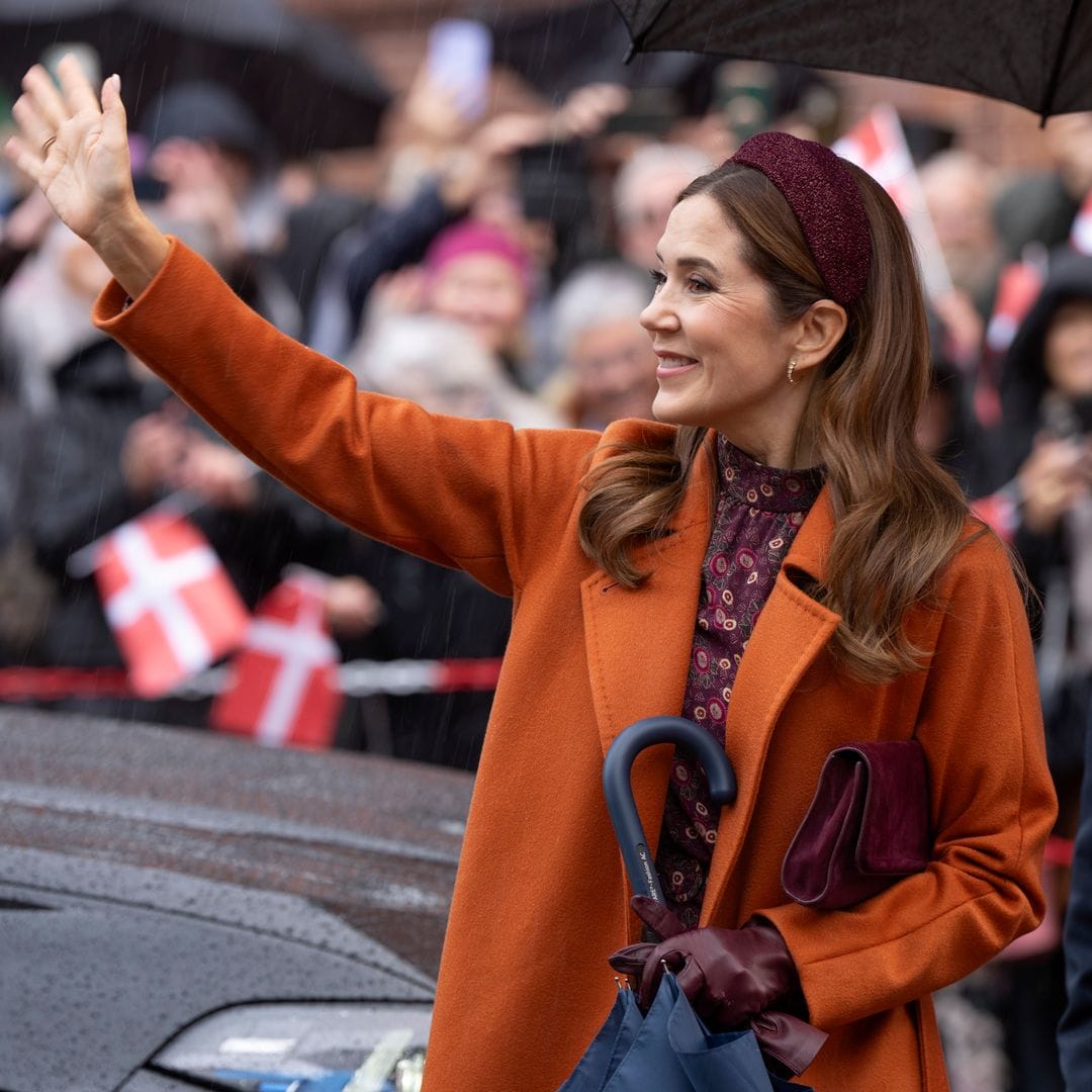 El look de Mary de Dinamarca más cálido y elegante: vestido ‘boho chic’ con abrigo de paño y diadema brillante