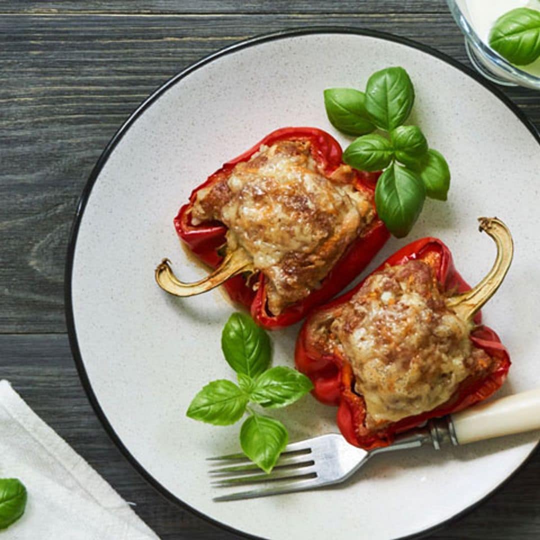 Pimientos asados rellenos de carne y queso