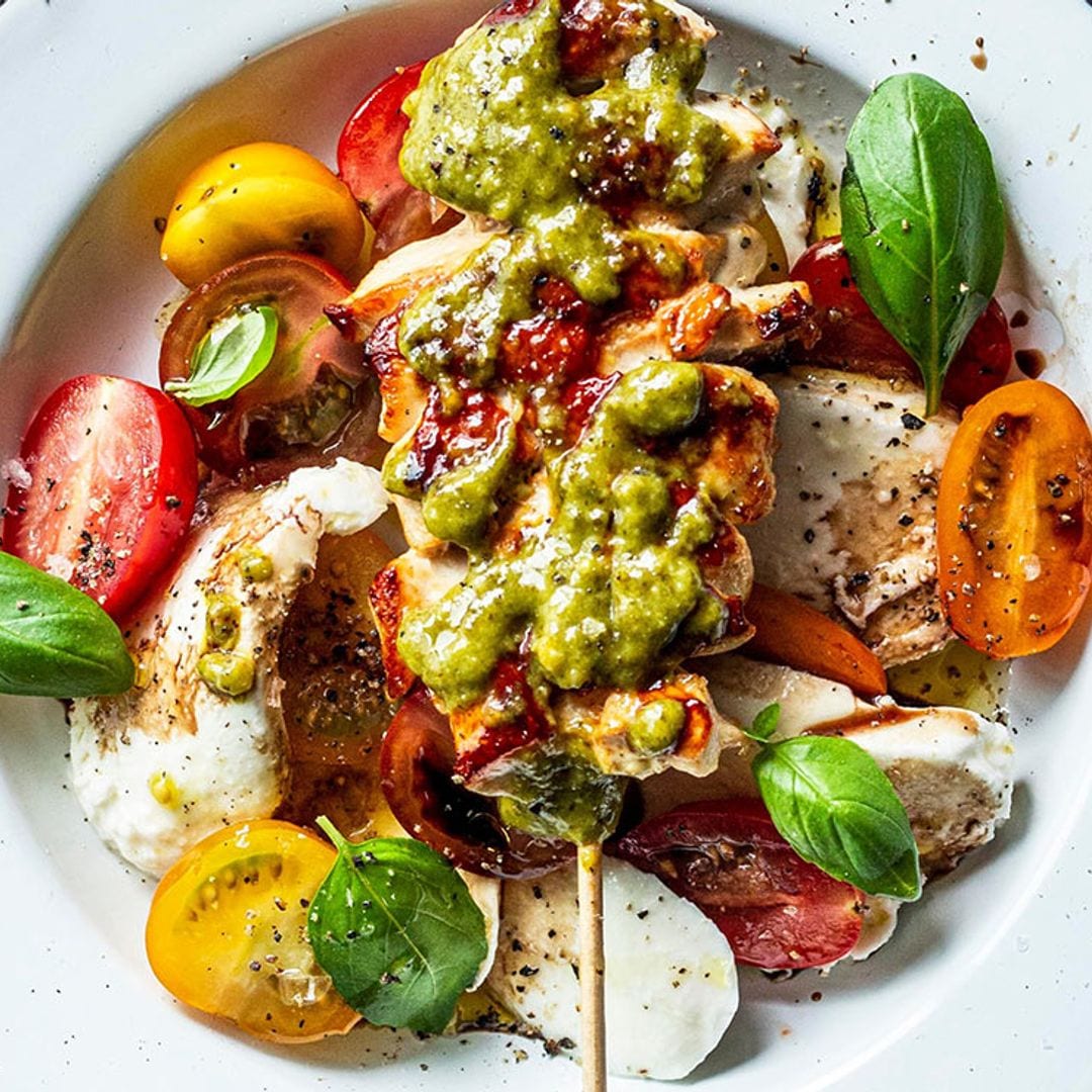 Brocheta de pollo al pesto con ensalada caprese