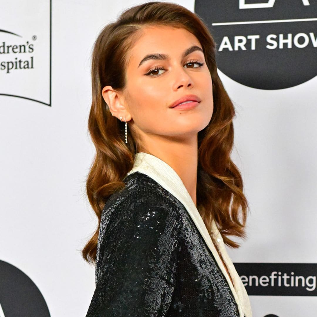 Kaia Gerber versiona el único vestido de lentejuelas que se lleva con botas de montaña