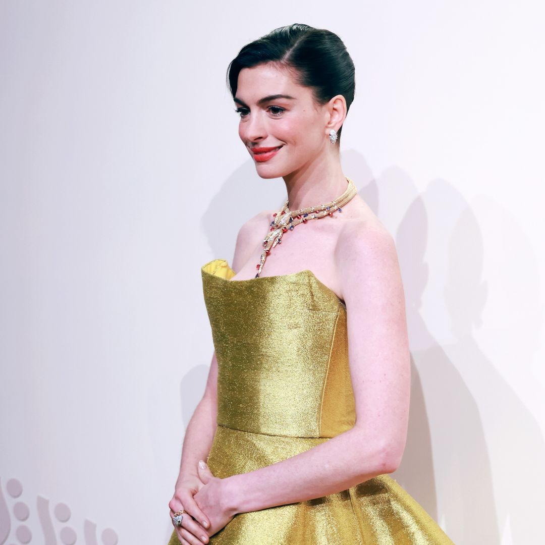 Anne Hathaway se viste de princesa en Shanghái con un fabuloso vestido 'bañado en oro'