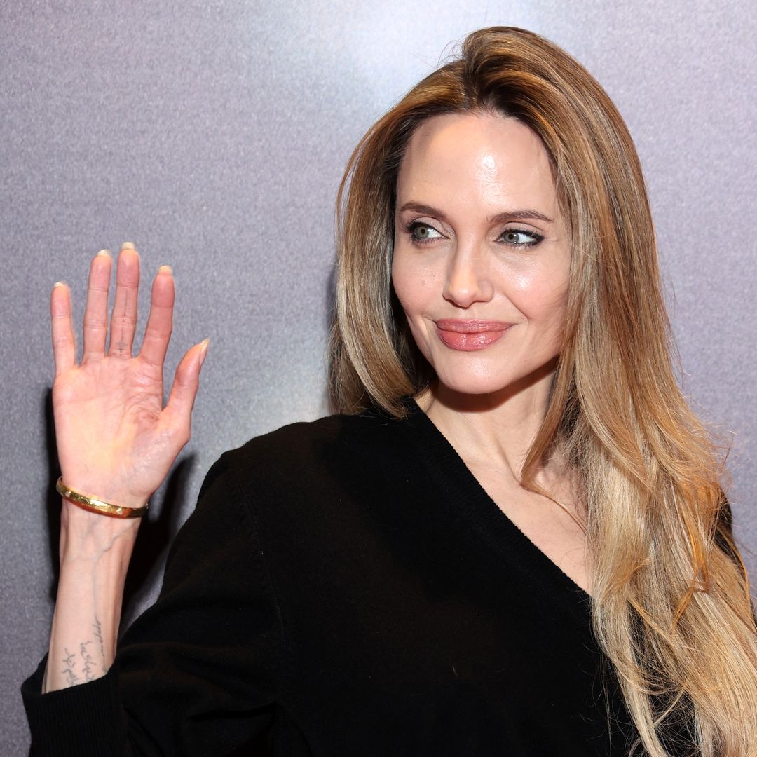 Angelina Jolie sorprende con un look minimalista de bailarinas planas en la alfombra roja 