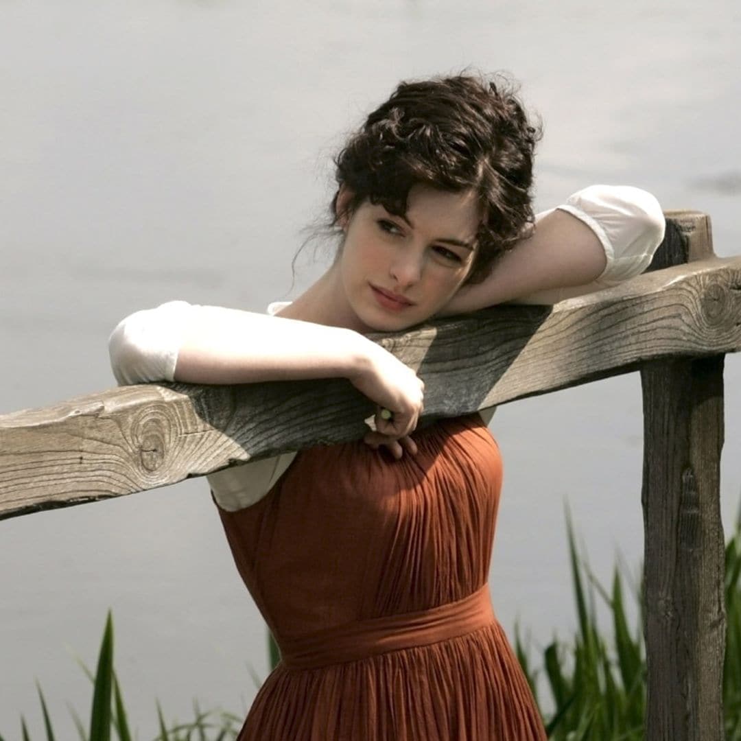 ¿Qué tienen en común el armario de 'Becoming Jane' y 'Los Bridgerton? ¡Una tendencia muy FASHION!