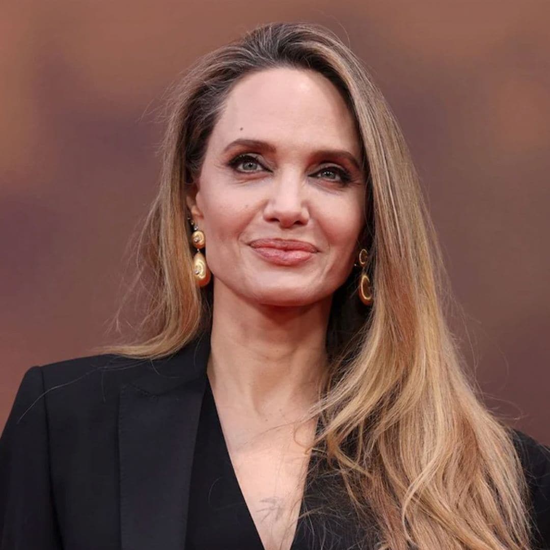 Los pendientes de diamantes con los que Angelina Jolie triunfa en Londres vestida con un esmoquin masculino