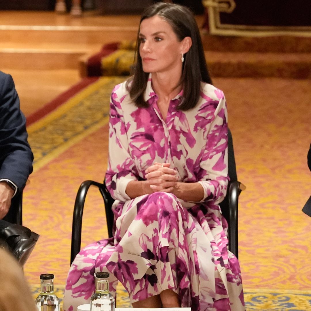 La reina Letizia renueva en Barcelona su colección de vestidos florales con un camisero de estilo acuarela