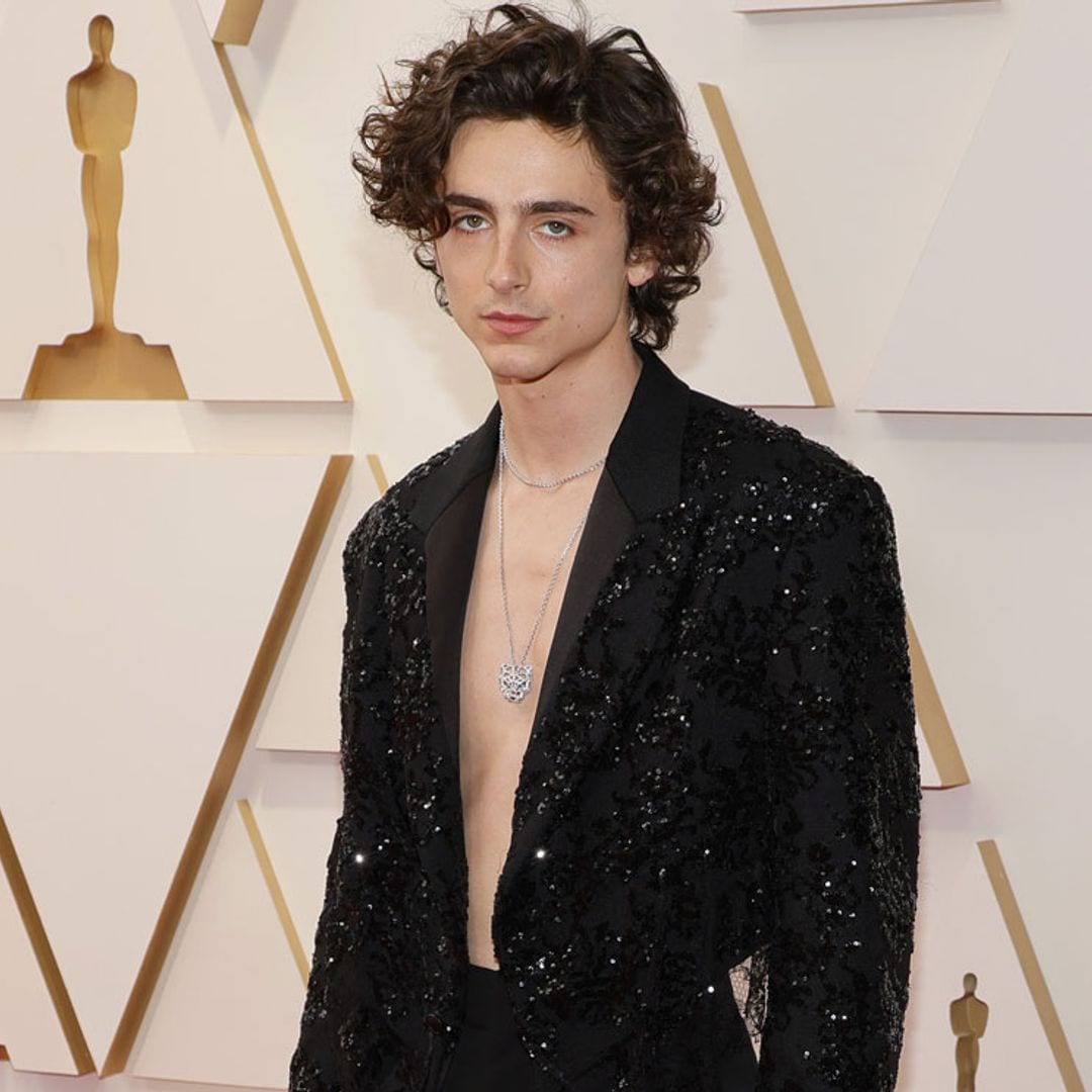 El simbólico mensaje de Timothée Chalamet al bañarse en lentejuelas y encaje