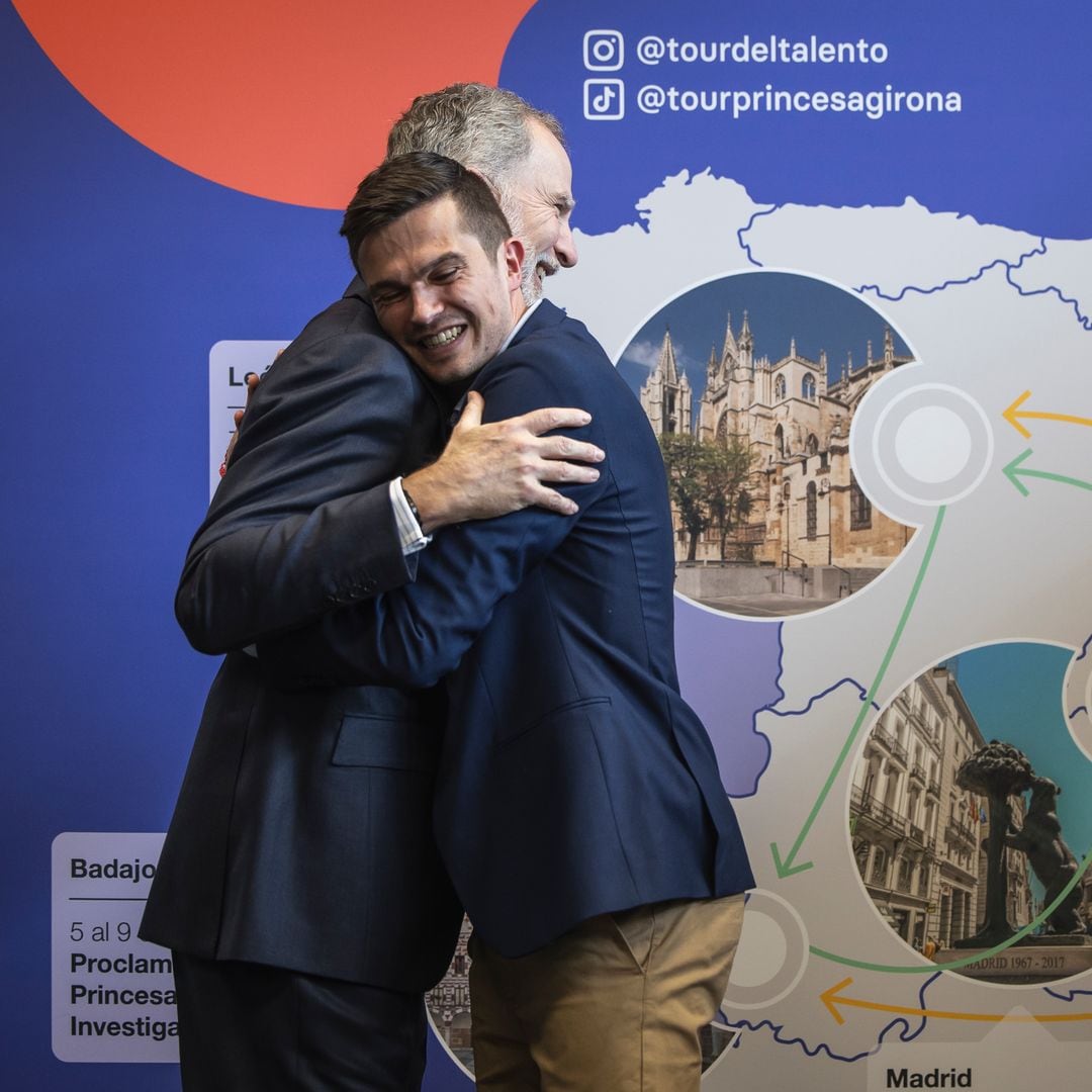 El espontáneo abrazo entre el Rey y el ganador del Premio Princesa de Girona que ha provocado la sonrisa de Felipe VI