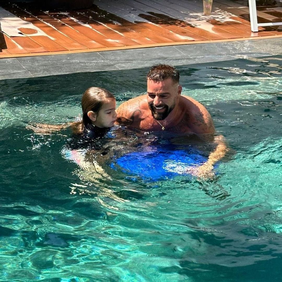 Ricky Martin se muestra como el papá más divertido con sus hijos en un día de piscina