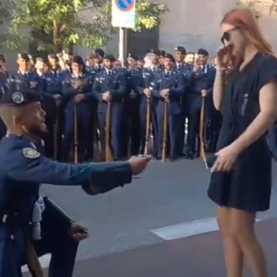 No te pierdas la emotiva pedida de mano de un militar del Ejército del Aire a su novia antes de desfilar