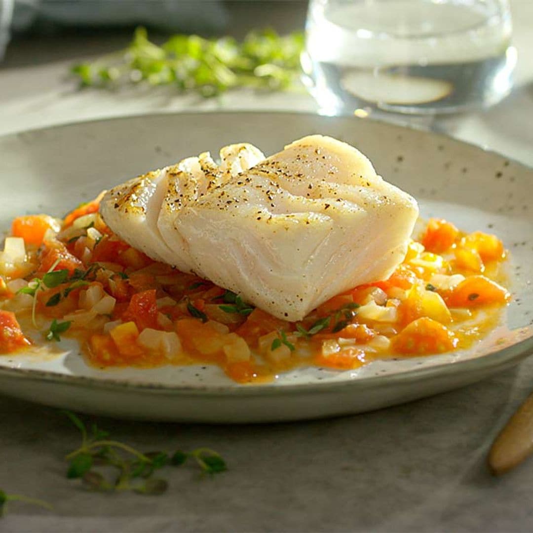 Bacalao fresco en salsa de tomate y cebolla con tomillo