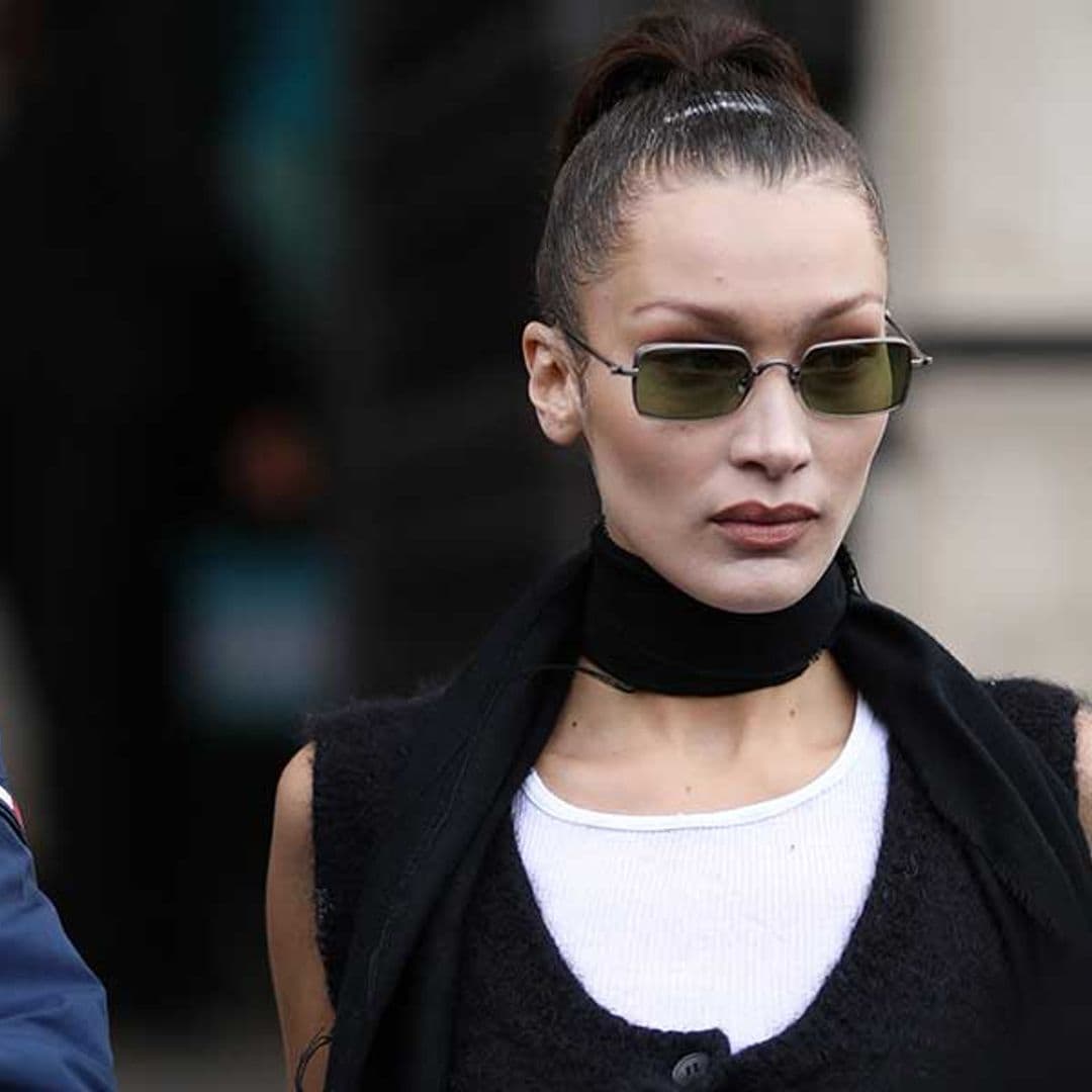 Haz como Bella Hadid y apuesta por el chaleco vaquero para que tus camisetas de siempre parezcan nuevas