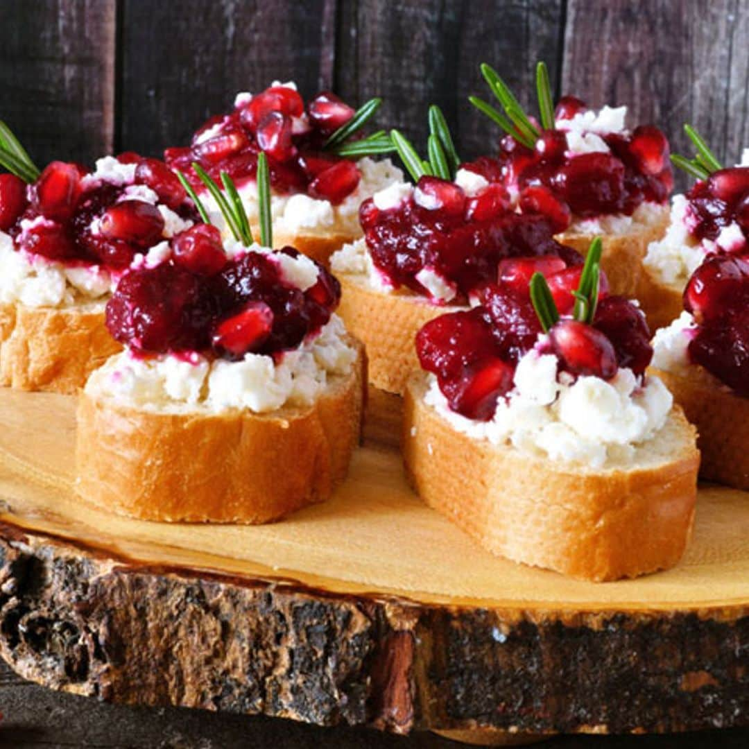 'Crostini' con granada, arándanos y queso feta