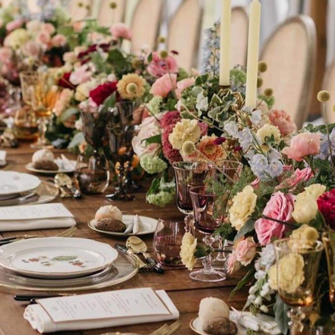 Los centros de mesa a todo color perfectos para novios amantes de las flores