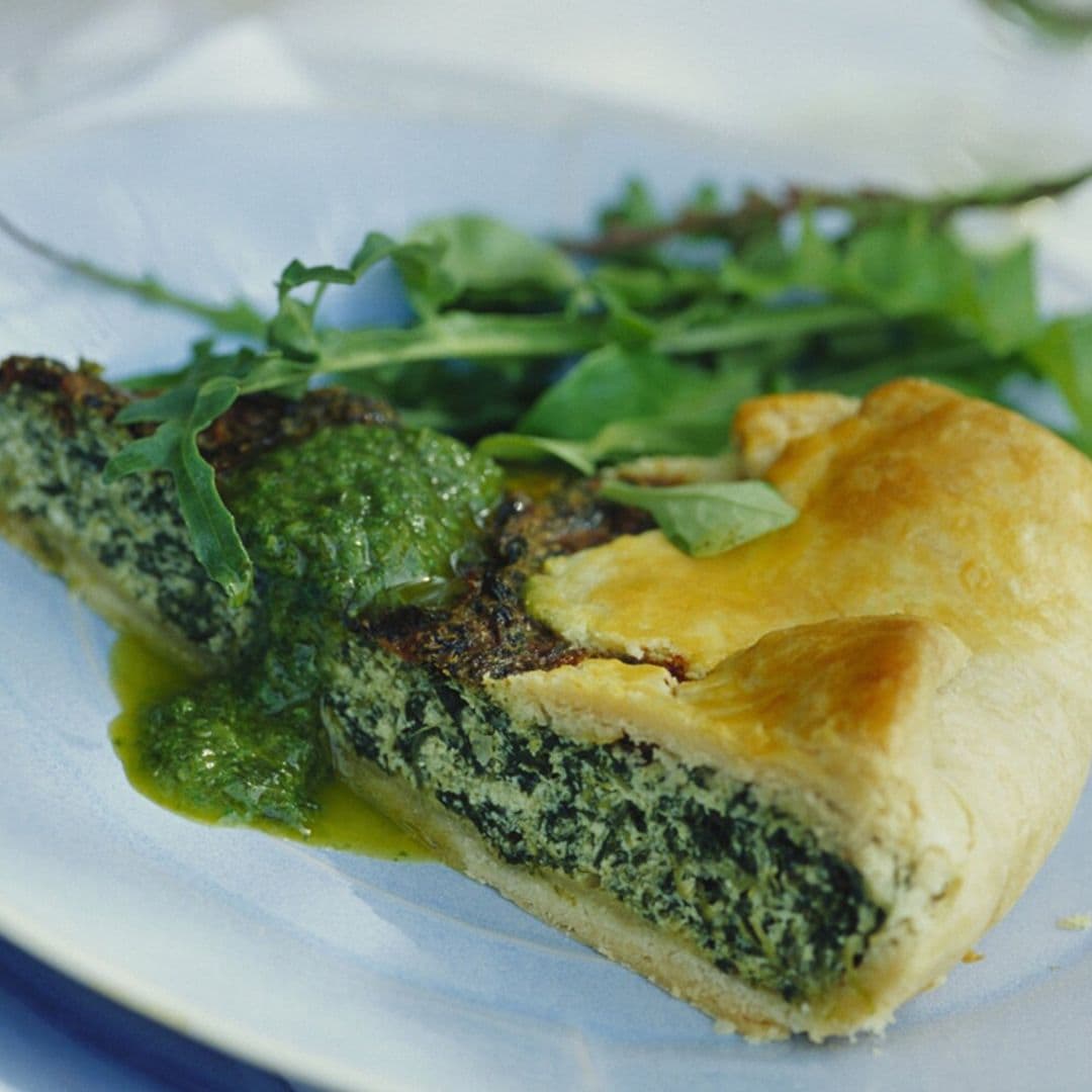 Pastel de ricotta y borraja con pesto de rúcula