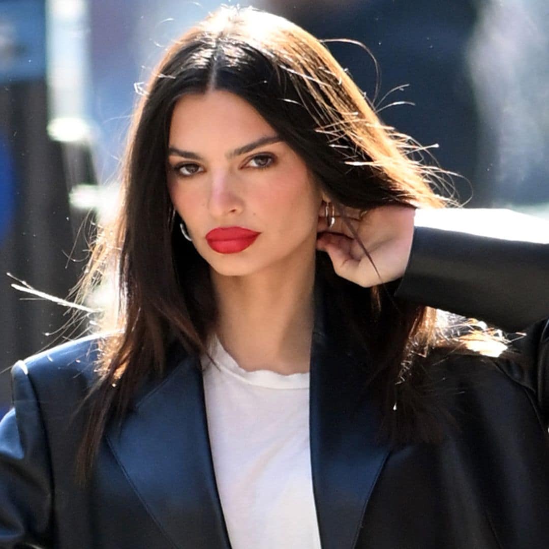 De Emily Ratajkowski a Hiba Abouk: esta primavera los labios serán súper rojos