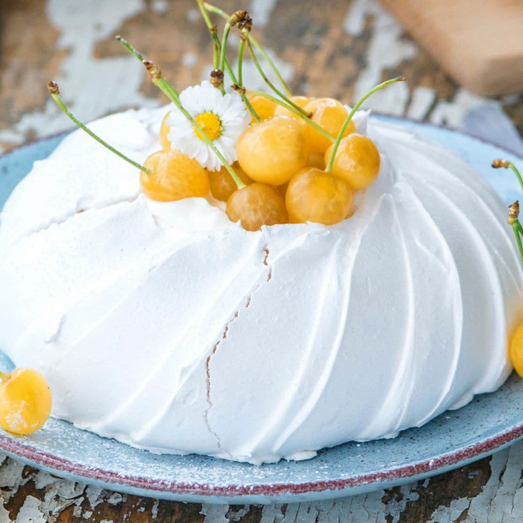 Merengue de almendra con cerezas amarillas