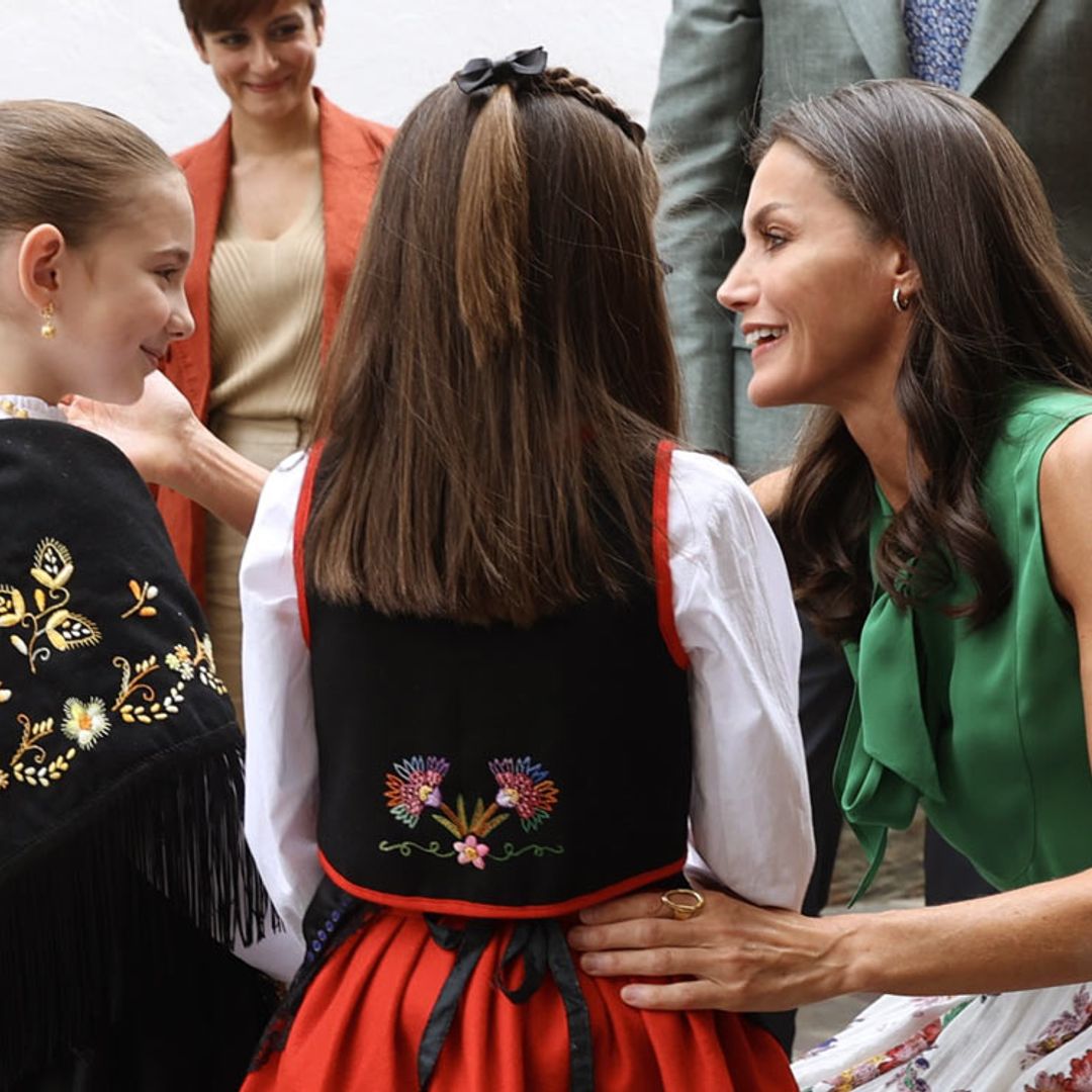 Así ha sido la cariñosa charla de doña Letizia con unas niñas sobre sus trajes