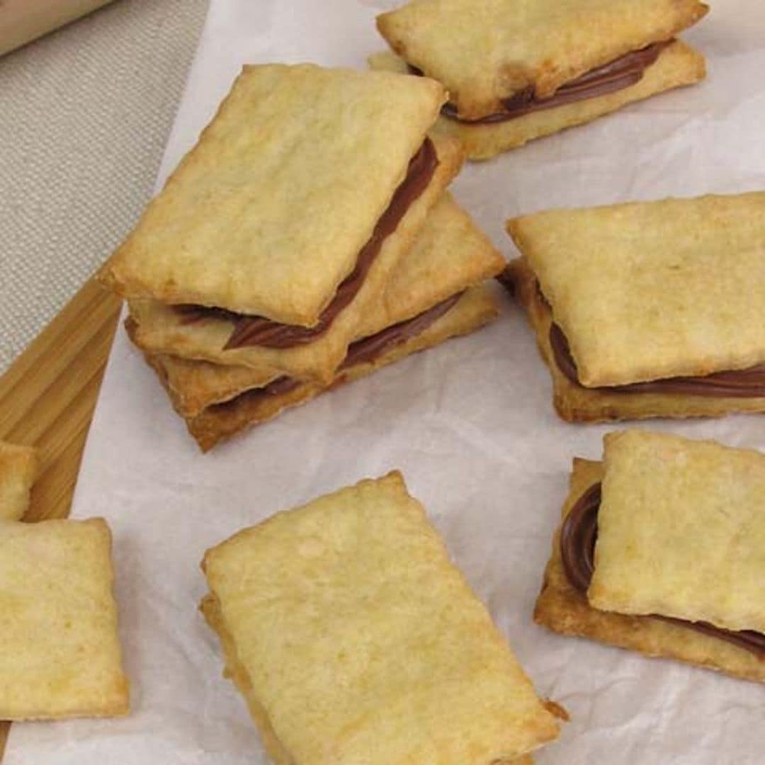 Sándwiches de galleta rellenos de crema de chocolate y almendra