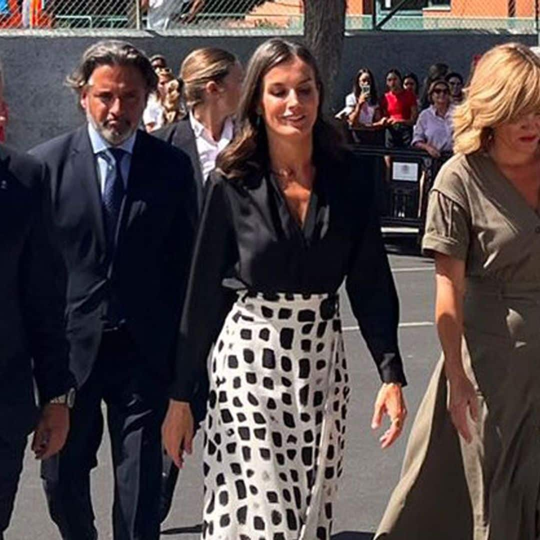 Doña Letizia sorprende con una falda española de 40 euros que ya llevó Kate Middleton