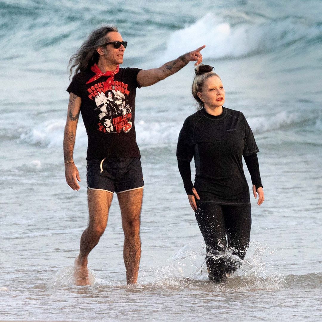 Alaska y Mario: el estilo singular en la playa de una pareja única, camino de sus Bodas de Plata