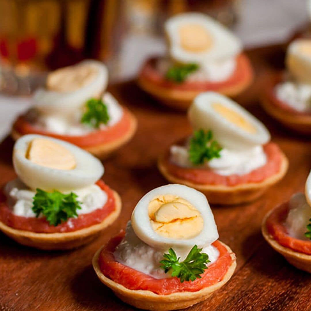 Canapés de salmón con queso crema y huevo de codorniz