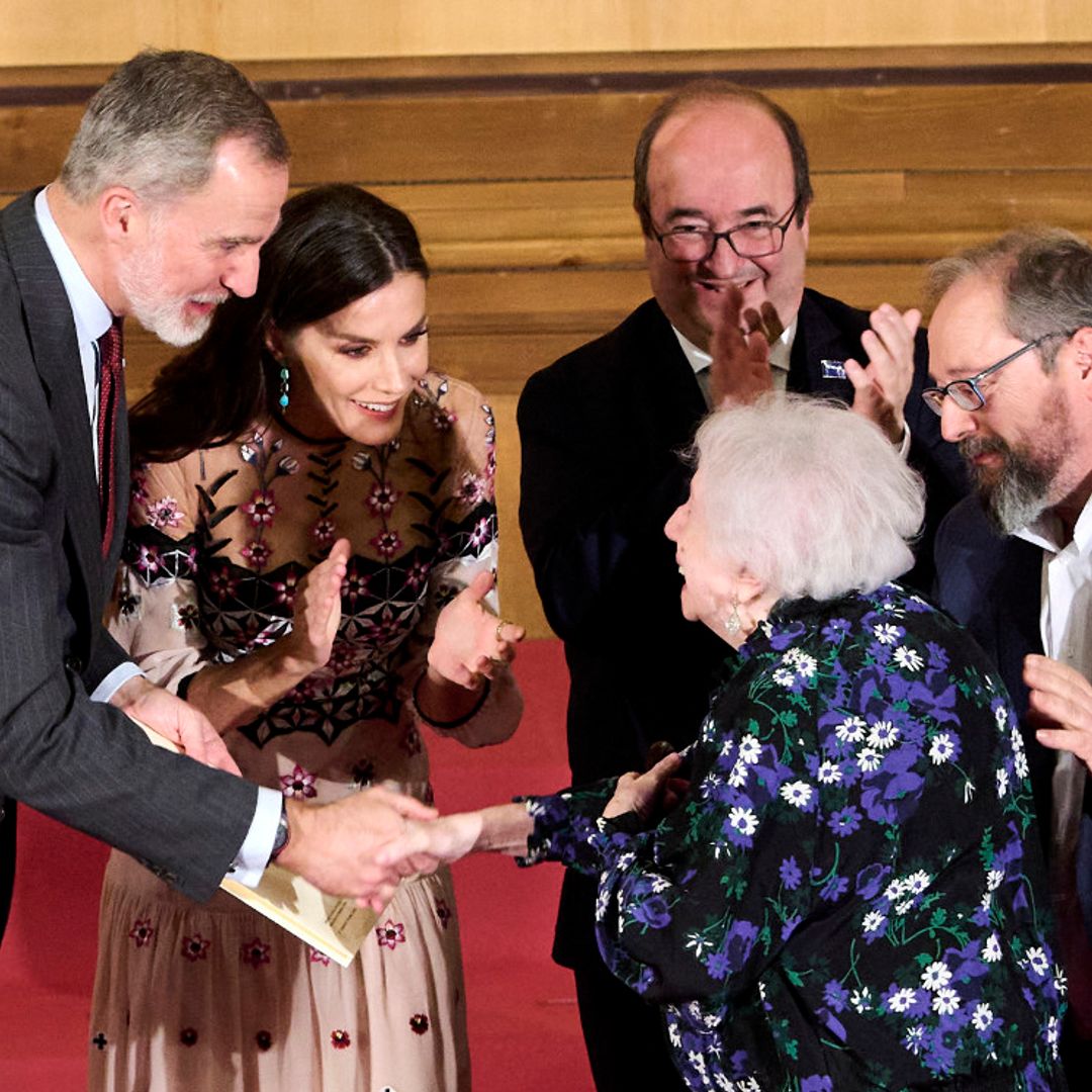 El entrañable momento de los reyes Felipe y Letizia con la organista Montserrat Torrent i Serra, de 96 años