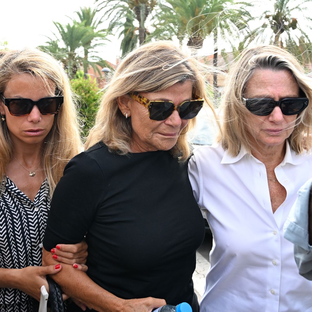 Cari Lapique, arropada por su familia, se despide rota de dolor de su hija Caritina en una misa en Marbella