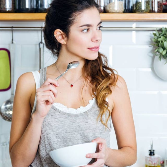 mujer desayuno