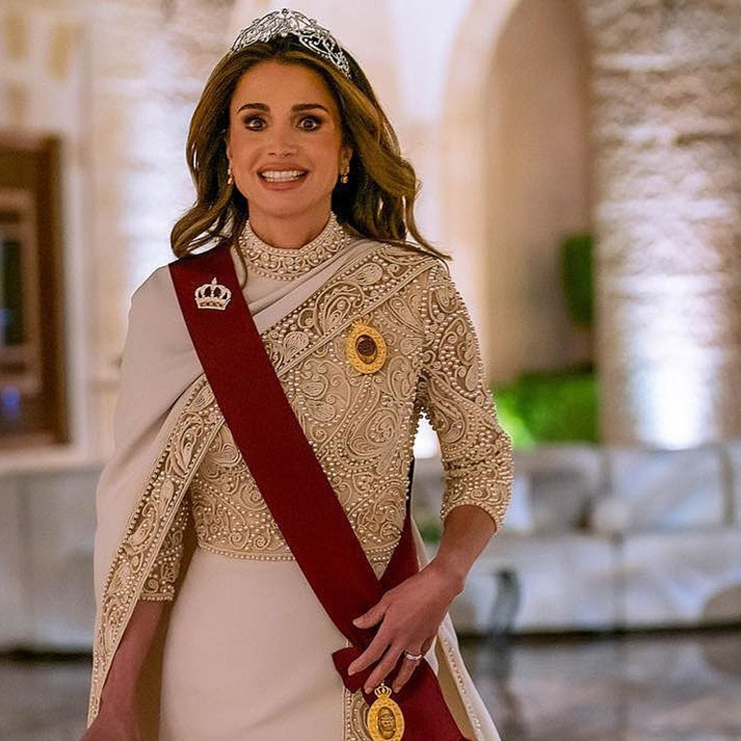 Rania elige un vestido-capa de pedrería y tiara de 1.300 diamantes para el banquete tras el enlace