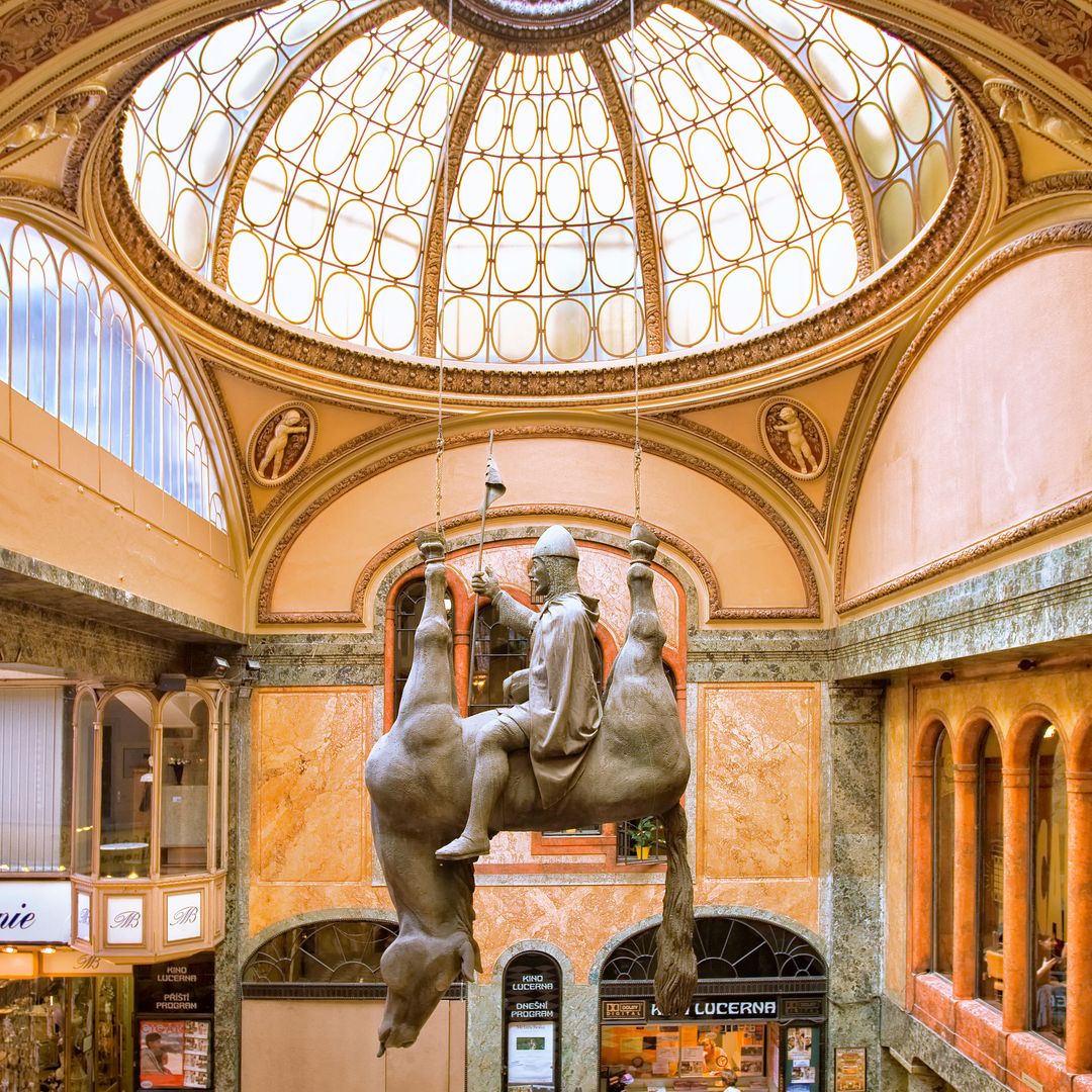 Escultura invertida de David Cerny en el Pasaje Lucerna de Praga.