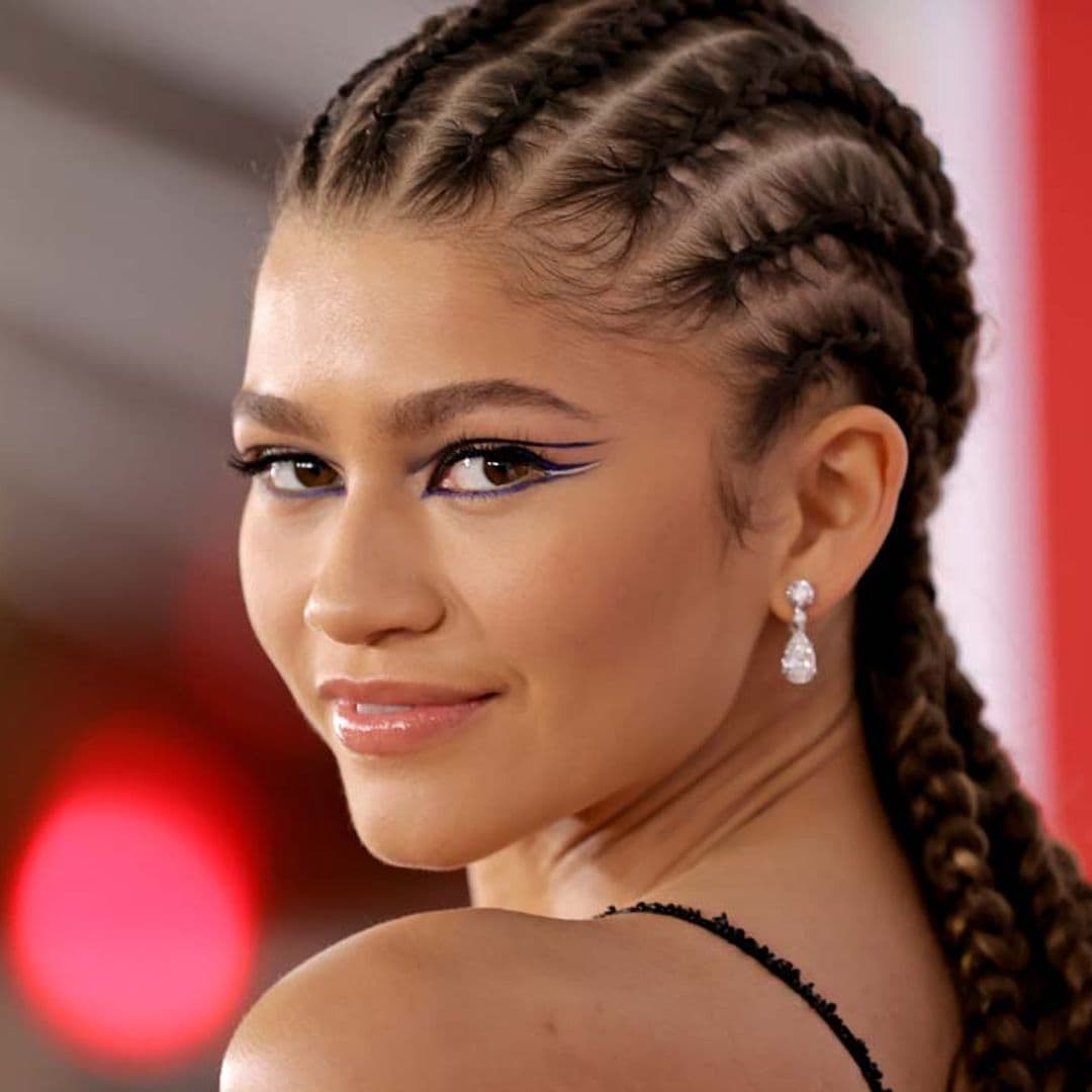 El truco de estilo de Zendaya para convertir unos pantalones blancos en un 'lookazo' navideño