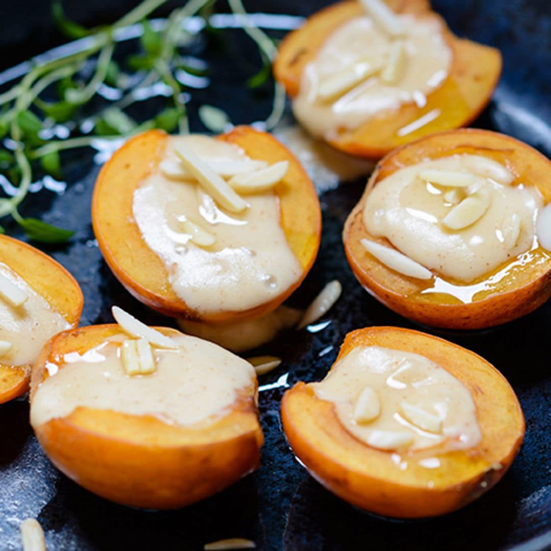 Nísperos a la plancha rellenos de queso con almendras