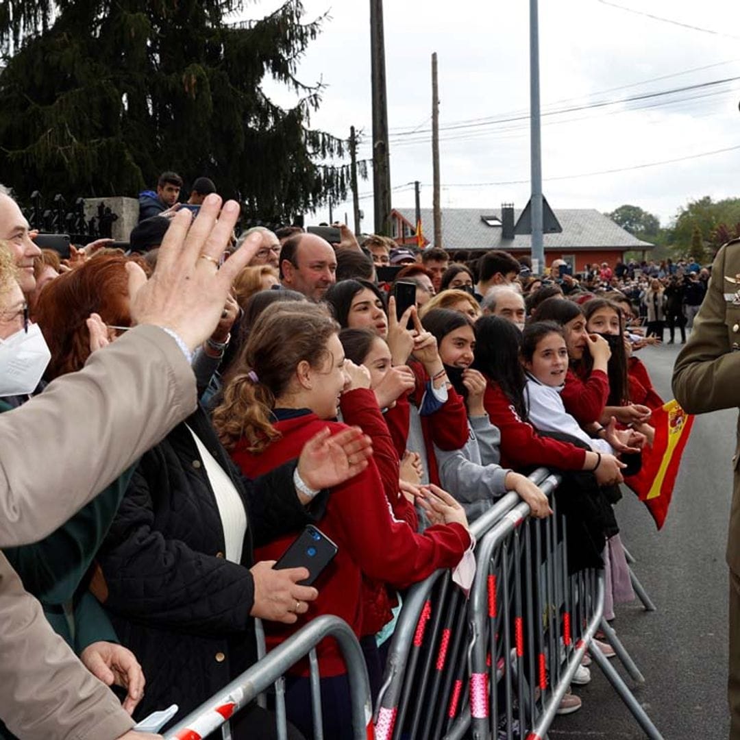 Don Felipe sella su credencial de peregrino en Sarria, una localidad volcada con el Rey