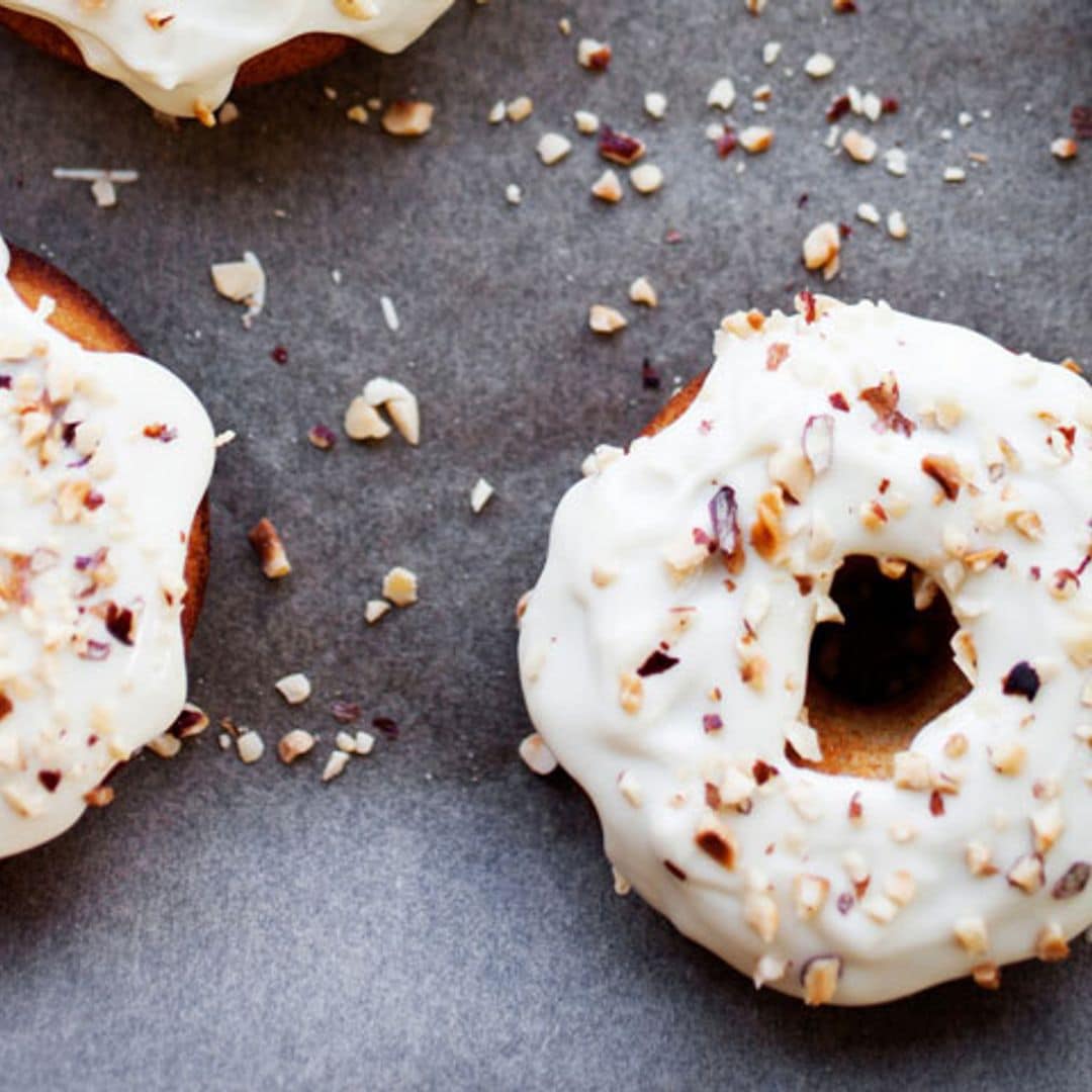 Dónuts con chocolate blanco y avellanas