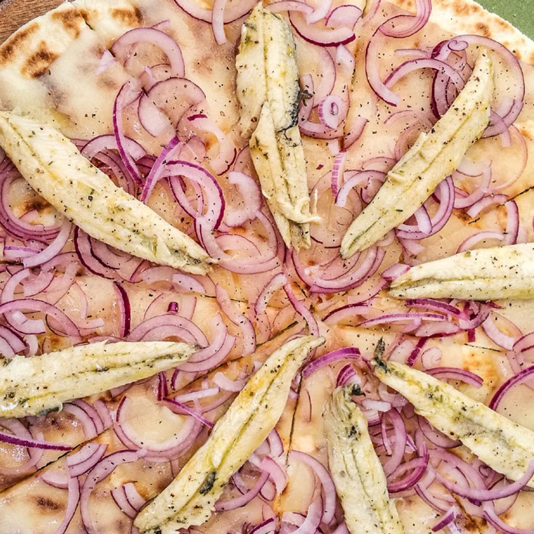 Pizza con base de piadina, boquerones y cebolla morada