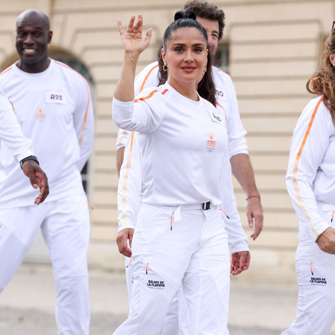 Salma Hayek porta la antorcha olímpica y conquista Versalles con su 'beauty look'