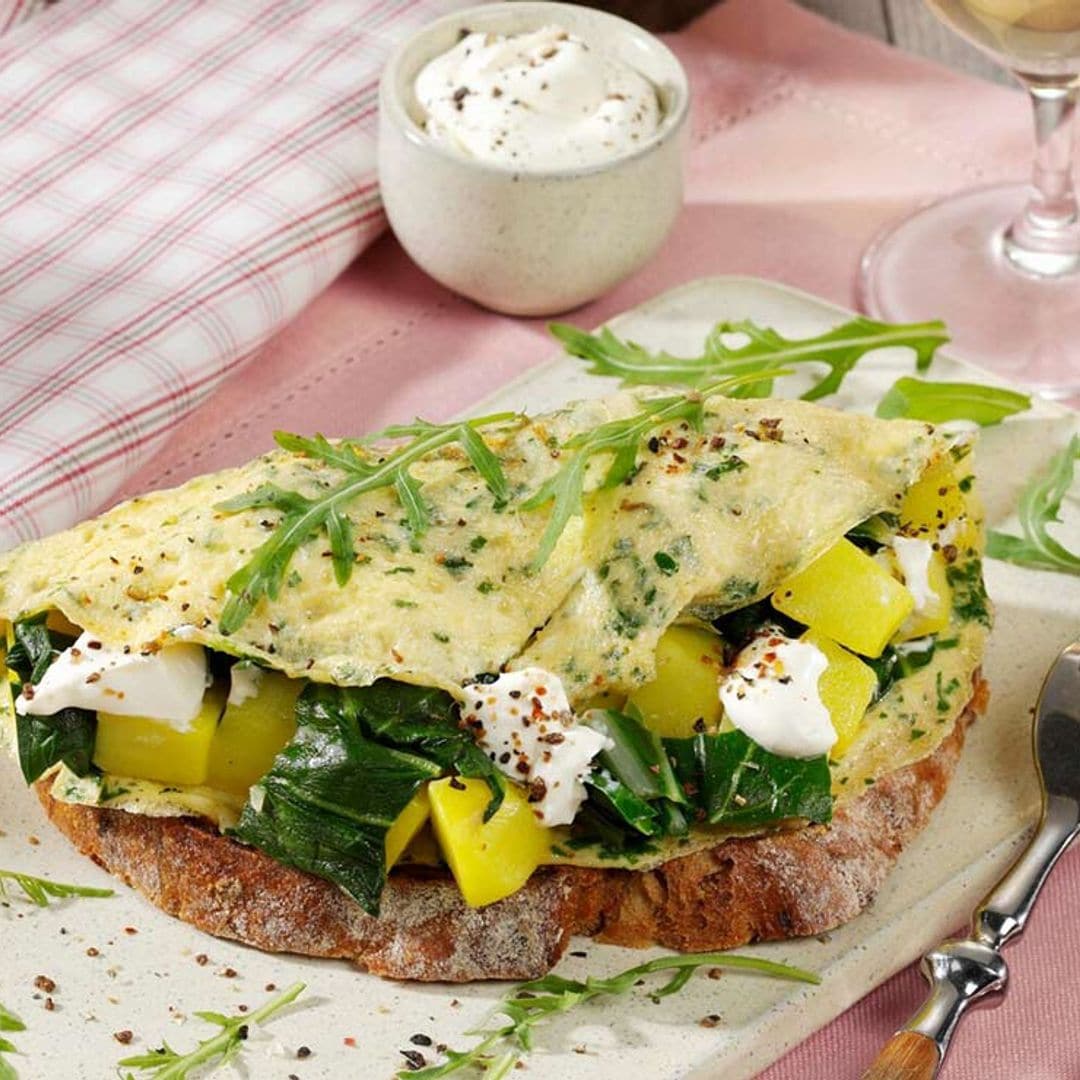 Tosta de tortilla rellena de patata y acelgas