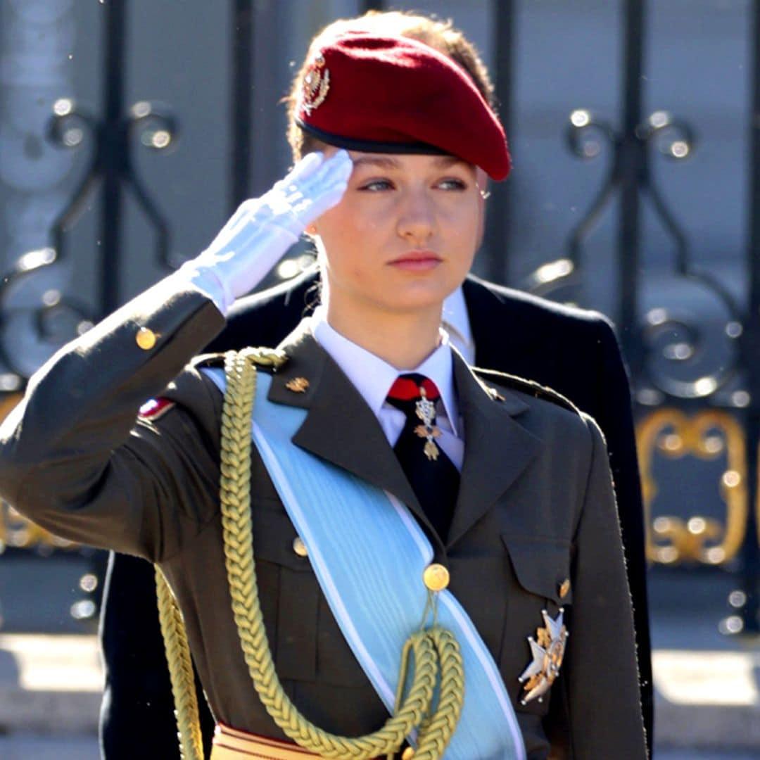 El uniforme de Leonor en su debut en la Pascua Militar, con la banda azul de la Gran Cruz de la Orden de Carlos III