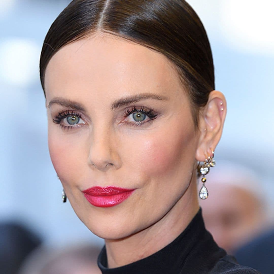 Charlize Theron vuelve a impactar con su cambio de look