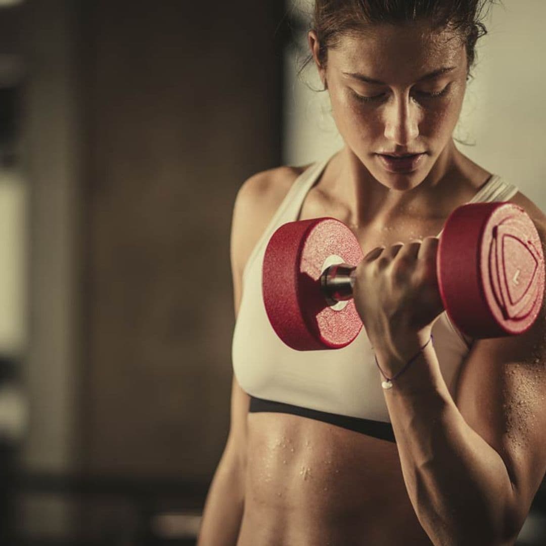 Así se hace bien el curl de bíceps para unos brazos fuertes