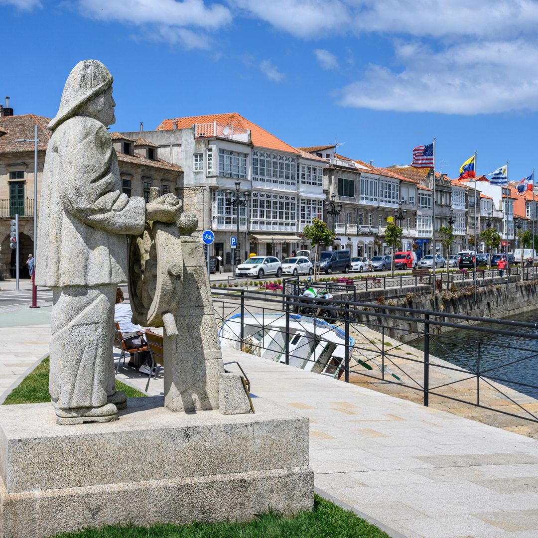 Paseo marítimo de Bayona y estatua de pescador