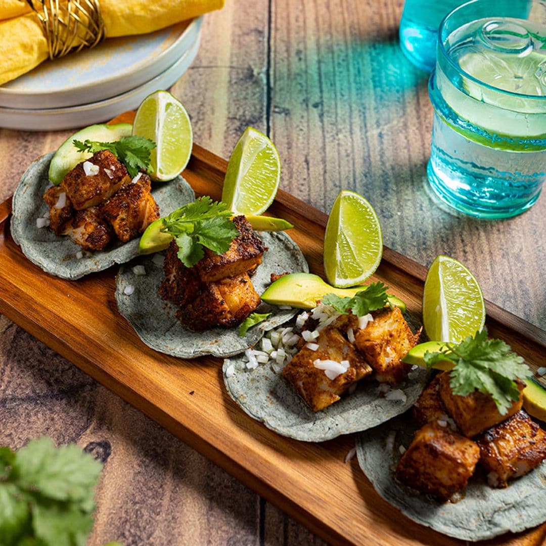 Tacos de bacalao desalado y marinado con aguacate y cilantro