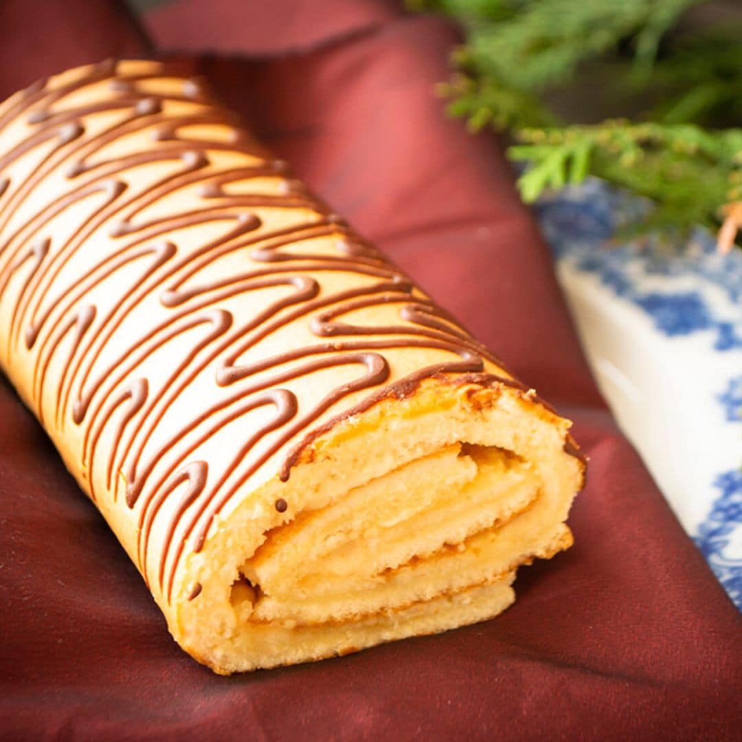 Tronco navideño de yema relleno de crema pastelera