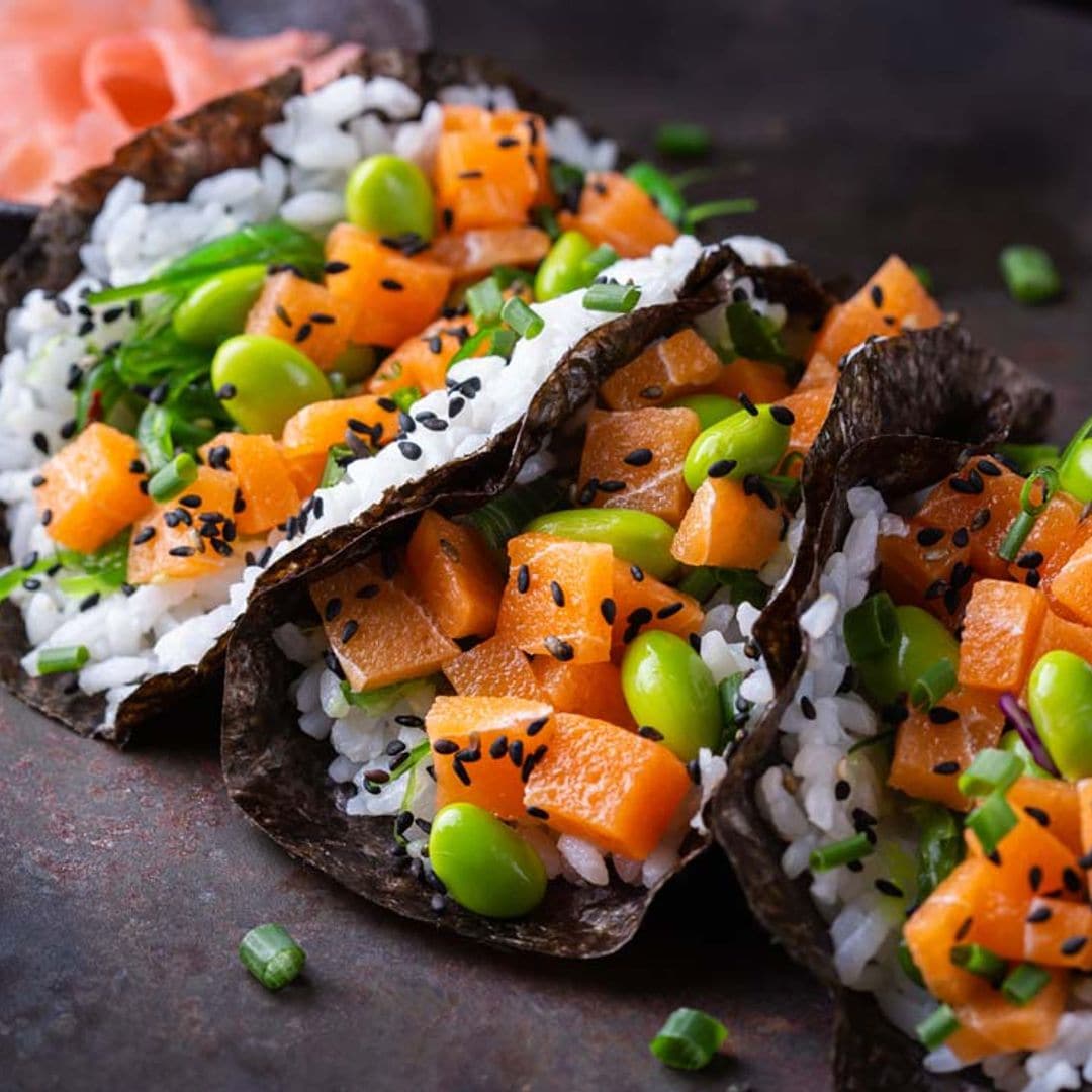 Tacos de alga nori con salmón, arroz y edamame